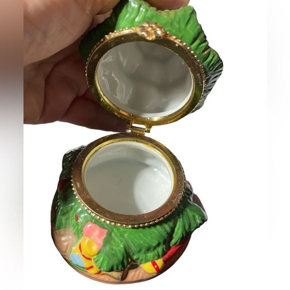 Porcelain 5" Christmas tree trinket/jewelry box hand painted early 90's - Picture 5 of 9